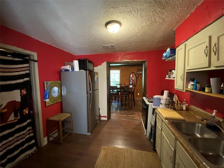 Photo 5 of 19 - 548 Elston Dr, Dallas, TX 75232