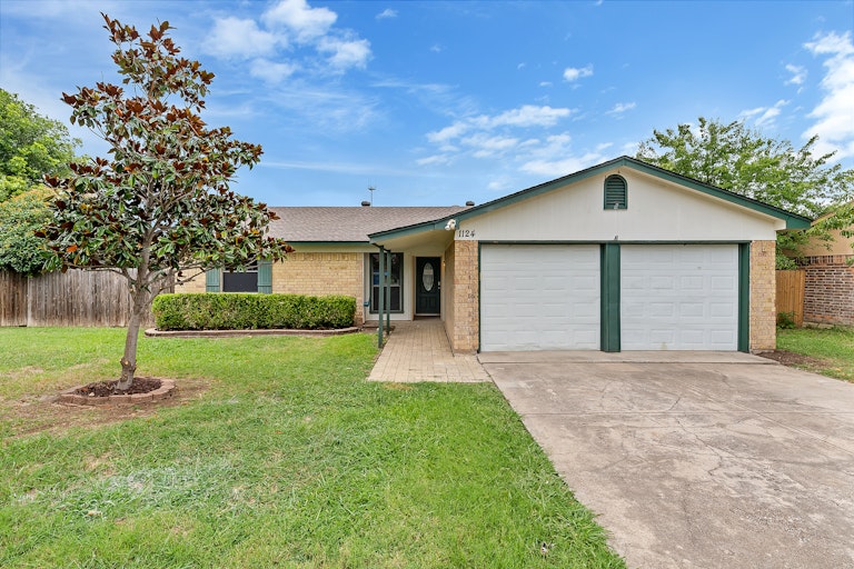 Photo 1 of 24 - 1124 Park Center Ct, Saginaw, TX 76179
