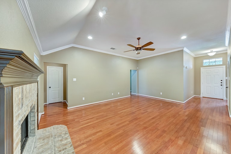 Photo 14 of 28 - 2225 Park Hurst Dr, Arlington, TX 76001