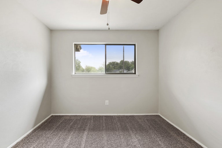 Photo 12 of 25 - 309 Jasmine Ct, Burleson, TX 76028