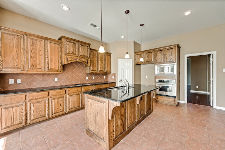 Photo 4 of 30 - 6947 Navigation Dr, Grand Prairie, TX 75054