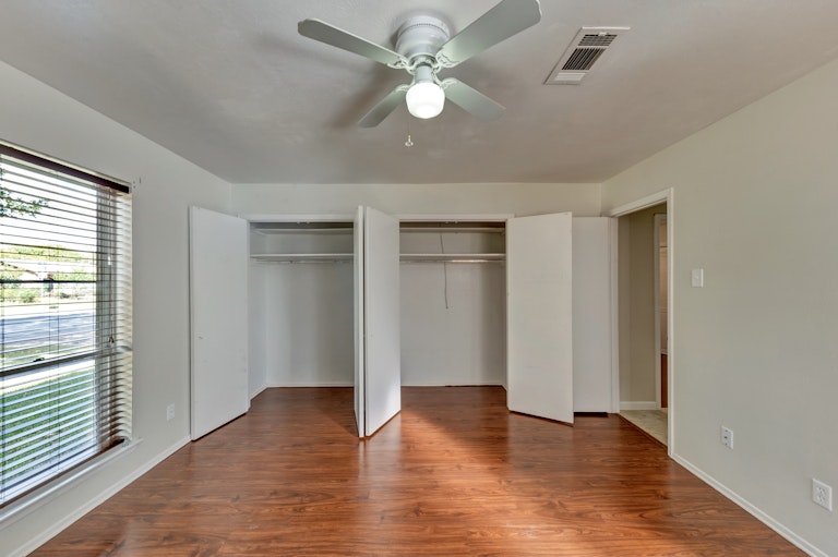 Photo 14 of 24 - 1918 Glenwick Ln, Irving, TX 75060