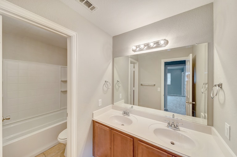 Photo 34 of 38 - 717 Collett Ct, Crowley, TX 76036