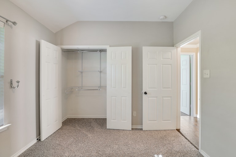 Photo 16 of 25 - 8705 Vista Royale Dr, Fort Worth, TX 76108