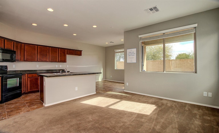 Photo 5 of 28 - 8121 S 23rd Dr, Phoenix, AZ 85041