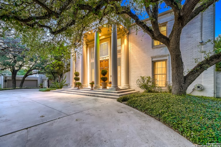 Photo 2 of 38 - 7614 Woodhaven St, San Antonio, TX 78209