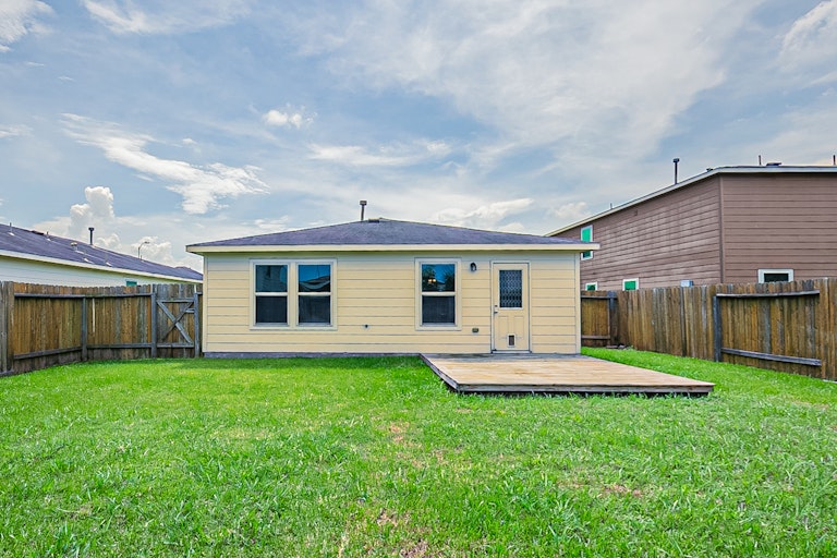 Photo 7 of 22 - 923 Salado Slough Ln, Rosenberg, TX 77471
