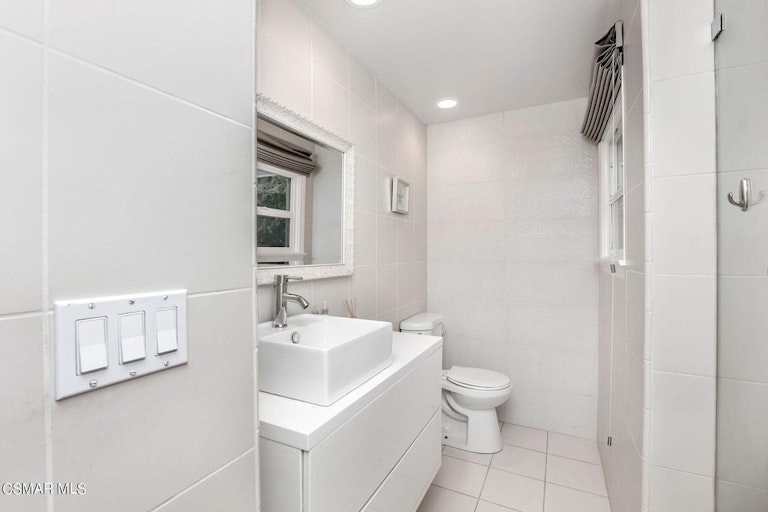Photo 36 of 60 - 4641 Caritina Dr, Tarzana, CA 91356