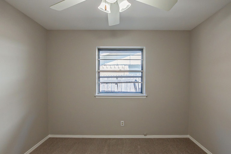 Photo 13 of 21 - 2717 Cantrell St, Irving, TX 75062
