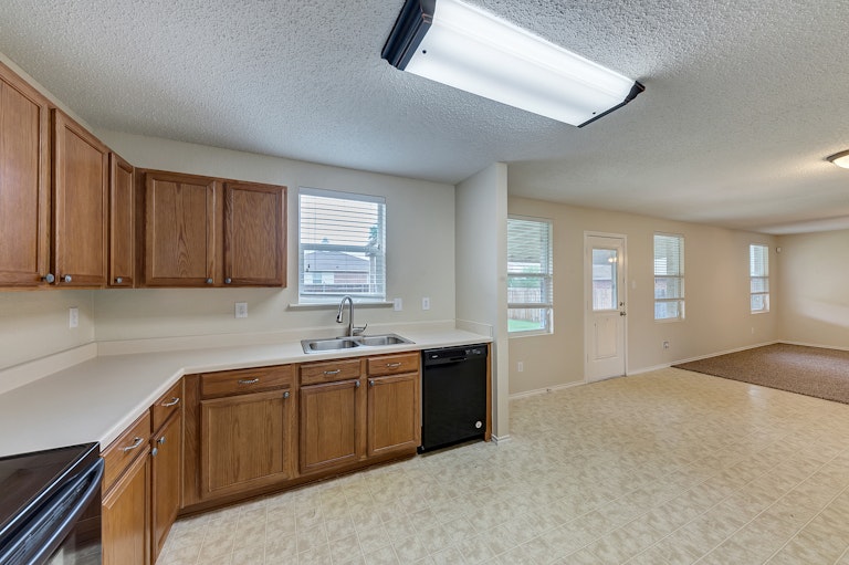 Photo 9 of 26 - 740 Tuscany Trl, Fort Worth, TX 76179