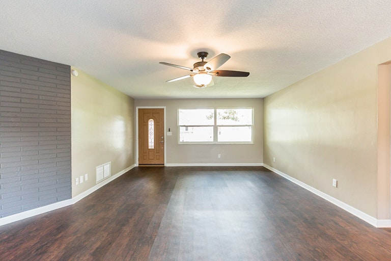 Photo 6 of 16 - 2041 McKinley St, Clearwater, FL 33765