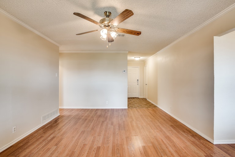 Photo 10 of 21 - 4015 Topaz Dr, Mesquite, TX 75150
