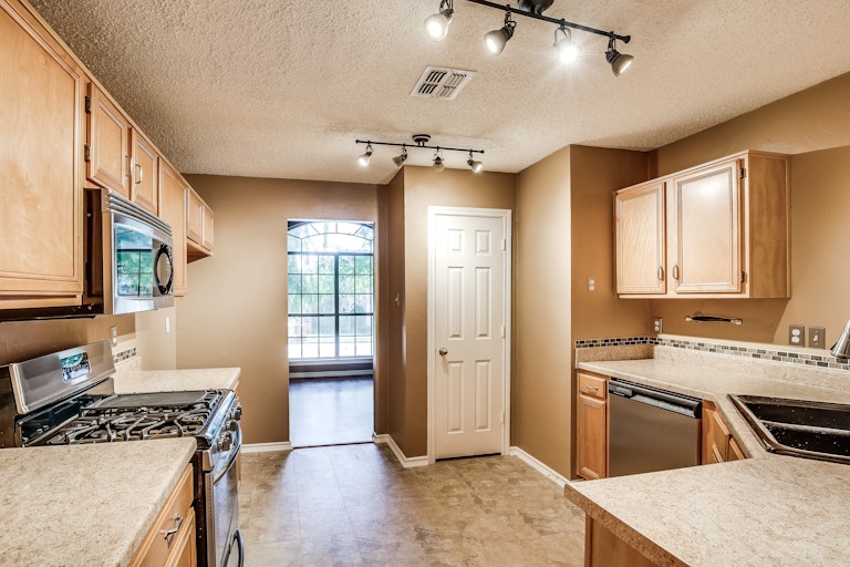 Photo 15 of 29 - 720 Ridgemont Dr, Allen, TX 75002