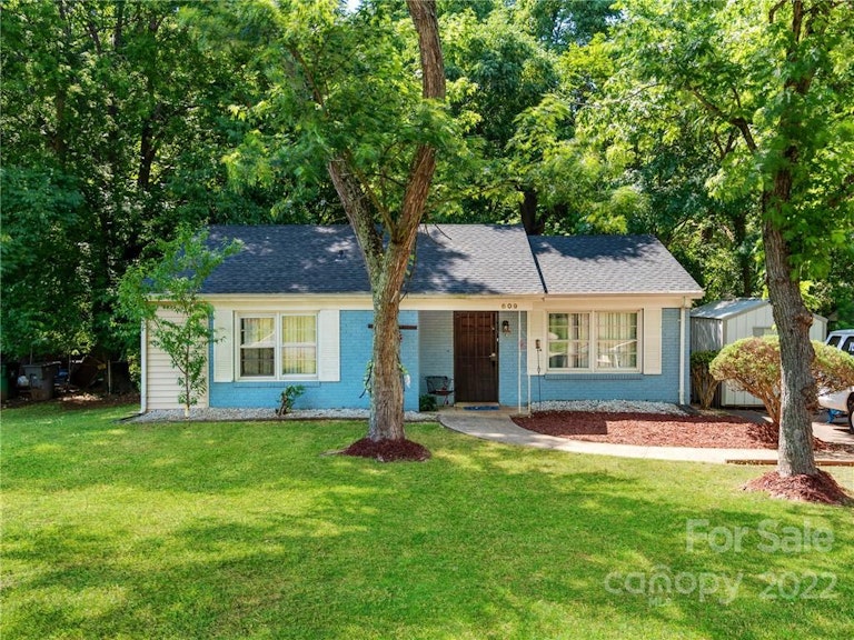 Photo 1 of 24 - 609 Fawnbrook Ln, Charlotte, NC 28217