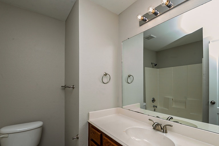 Photo 11 of 20 - 317 Oxford St, Burleson, TX 76028