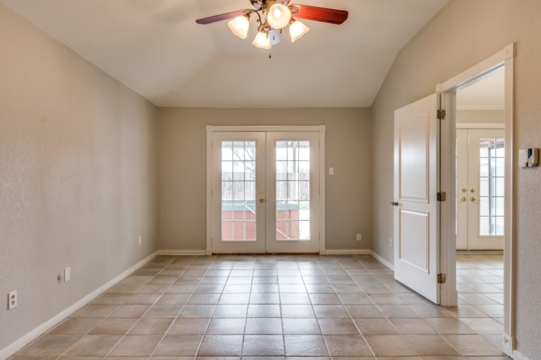 Photo 15 of 23 - 505 Country View Ln, Garland, TX 75043