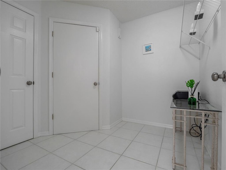 Photo 32 of 40 - 1026 Lake Davenport Blvd, Davenport, FL 33897