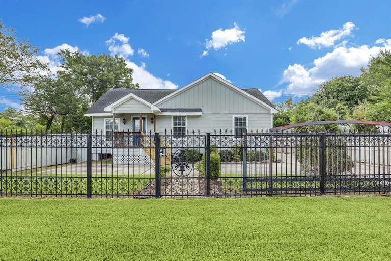 Photo 2 of 15 - 2505 N Ave, Pasadena, TX 77506