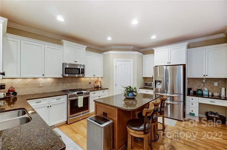 Photo 17 of 47 - 12229 Danielle Christina Ct, Charlotte, NC 28216