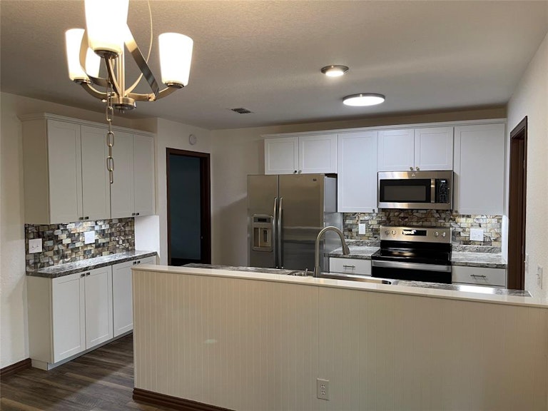 Photo 19 of 40 - 208 Guinevere Dr, Weatherford, TX 76086