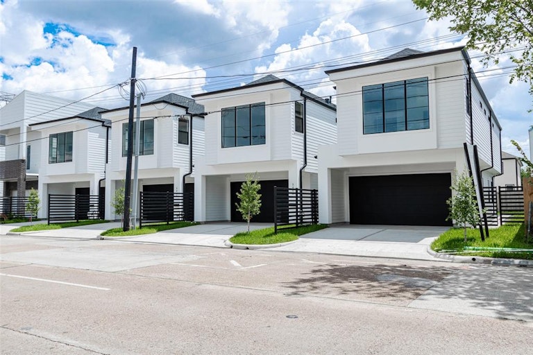 Photo 4 of 33 - 3410 Hardy St, Houston, TX 77009