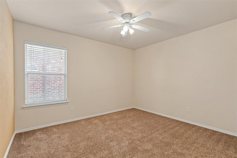 Photo 19 of 25 - 10121 Sourwood Dr, Fort Worth, TX 76244