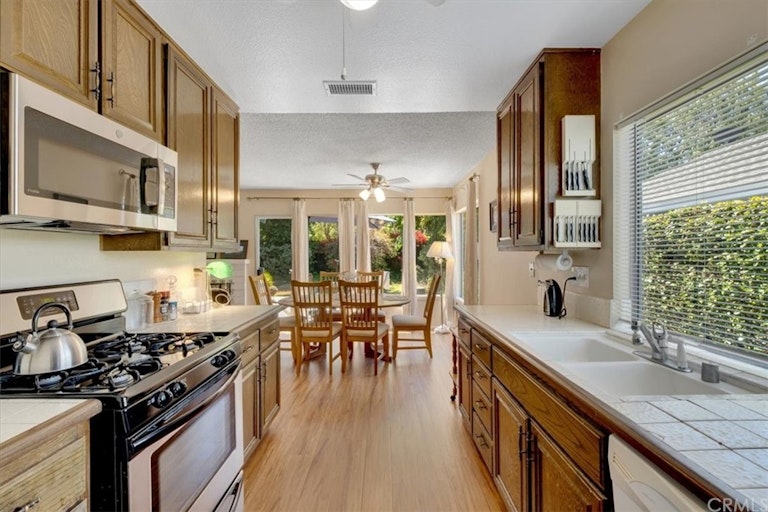 Photo 11 of 27 - 29292 Edgewood Rd, San Juan Capistrano, CA 92675
