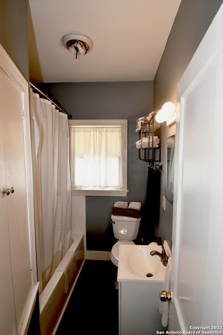 Photo 17 of 27 - 1214 W Theo Ave, San Antonio, TX 78225