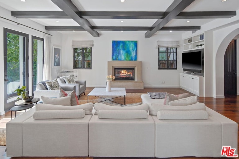 Photo 5 of 24 - 115 S Edinburgh Ave, Los Angeles, CA 90048