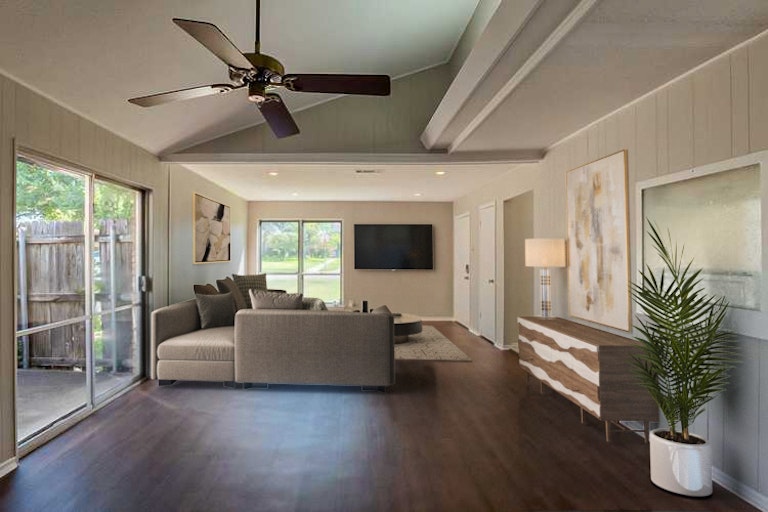 Photo 2 of 21 - 2717 Cantrell St, Irving, TX 75062