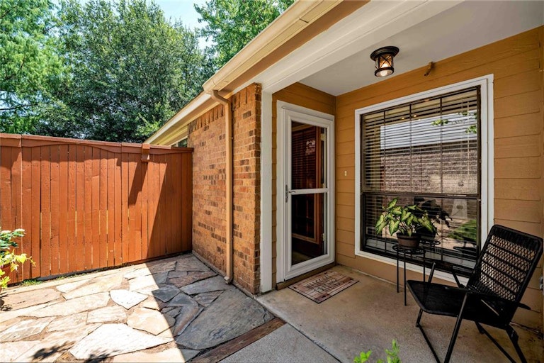 Photo 3 of 31 - 915 Azalia Dr, Lewisville, TX 75067