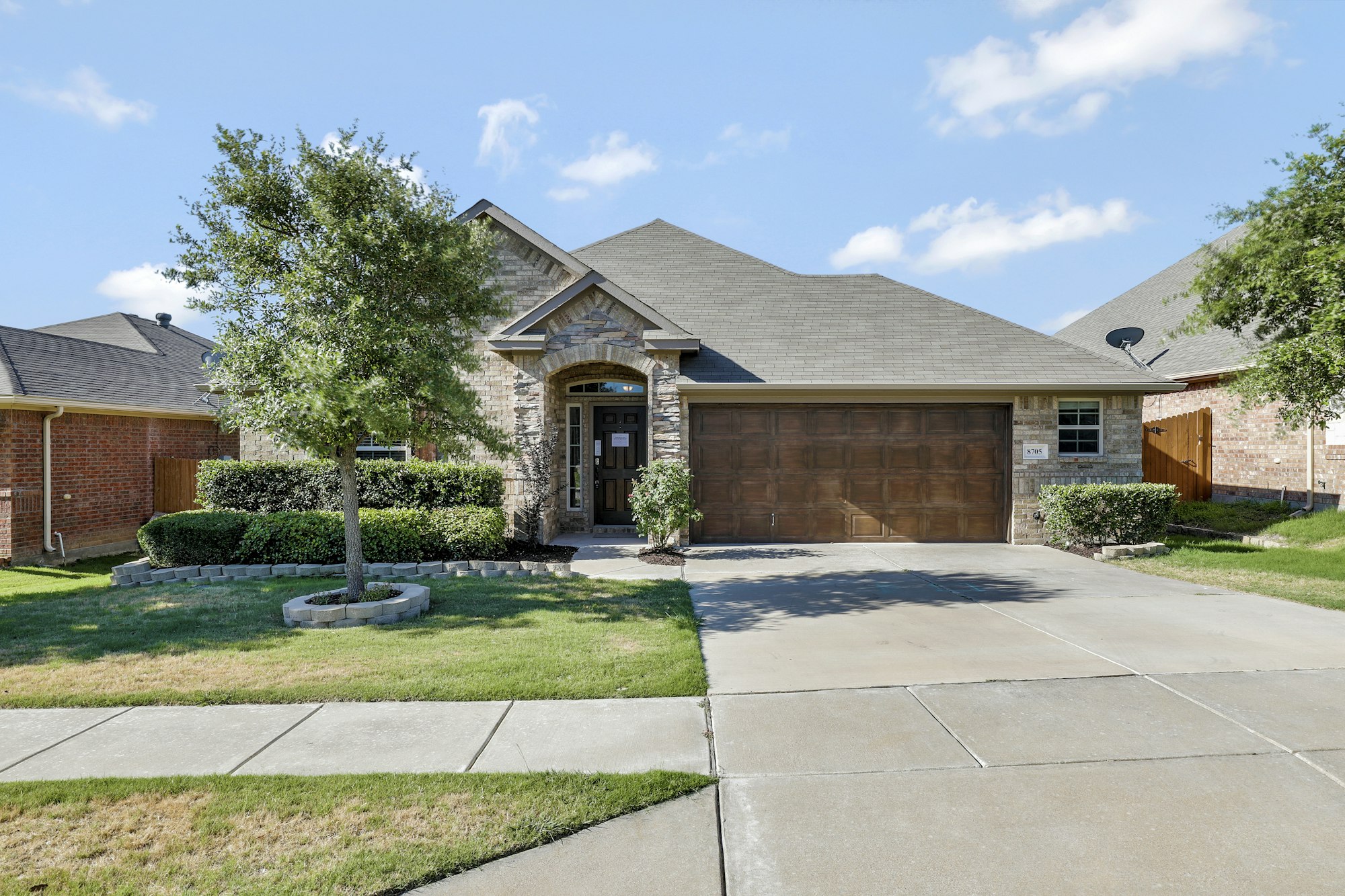 Photo 1 of 25 - 8705 Vista Royale Dr, Fort Worth, TX 76108