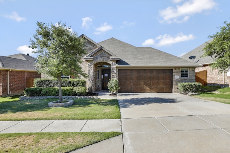 Photo 1 of 25 - 8705 Vista Royale Dr, Fort Worth, TX 76108