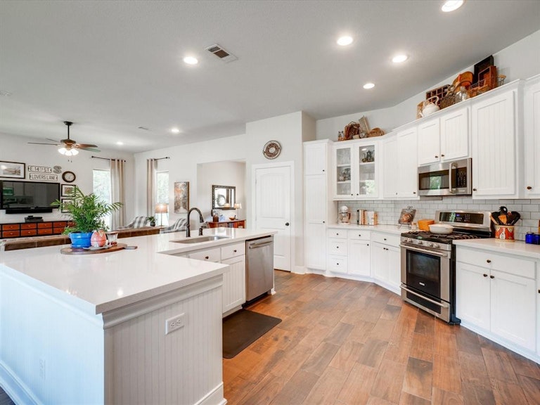 Photo 12 of 40 - 6409 Shoreline Dr, Little Elm, TX 75068