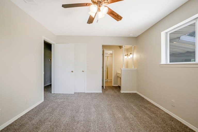 Photo 22 of 25 - 221 Meadowcreek Dr, Desoto, TX 75115