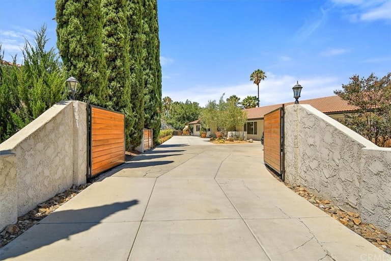 Photo 4 of 60 - 15759 Saddleback Rd, Riverside, CA 92506