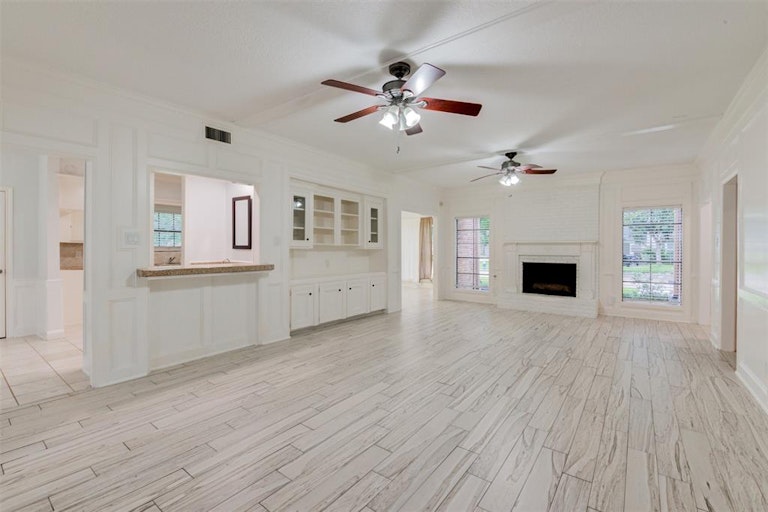 Photo 3 of 26 - 931 Daria Dr, Houston, TX 77079