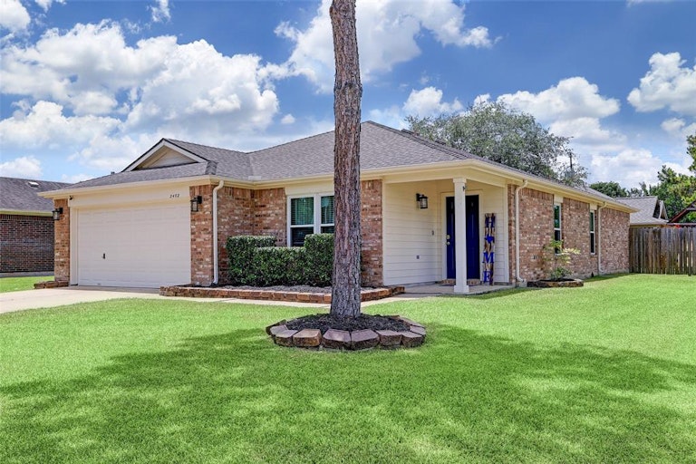 Photo 3 of 22 - 3402 Huisache Blvd, Pearland, TX 77581