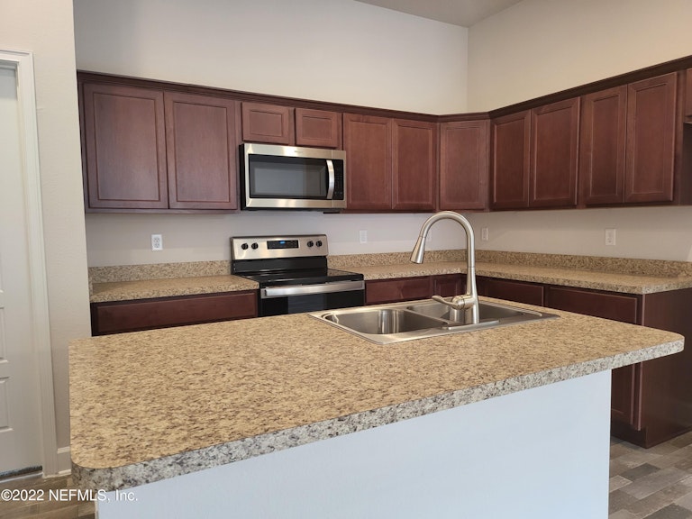 Photo 6 of 28 - 9377 Westminster Oaks Dr, Jacksonville, FL 32219