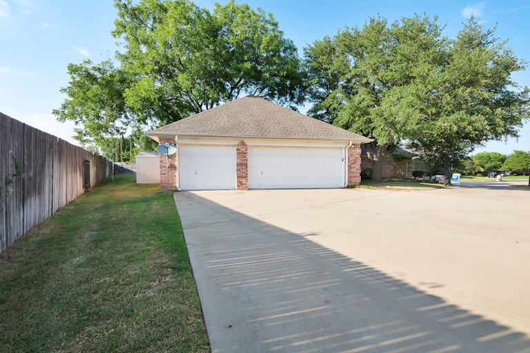 Photo 32 of 35 - 8800 Thorndale Ct, North Richland Hills, TX 76182