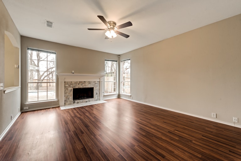 Photo 11 of 28 - 1921 Companion Way, Arlington, TX 76006