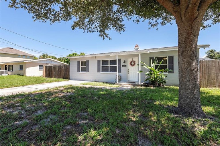 Photo 1 of 20 - 3211 W Tyson Ave, Tampa, FL 33611