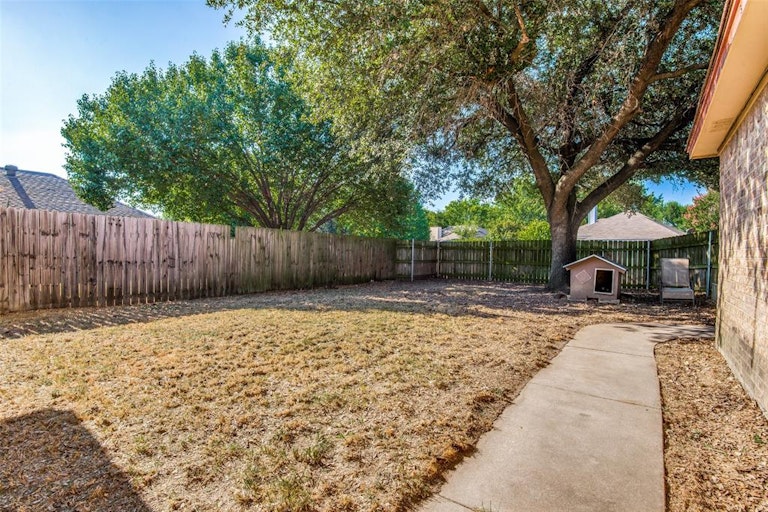 Photo 23 of 25 - 108 Pear Tree Pl, Denton, TX 76207