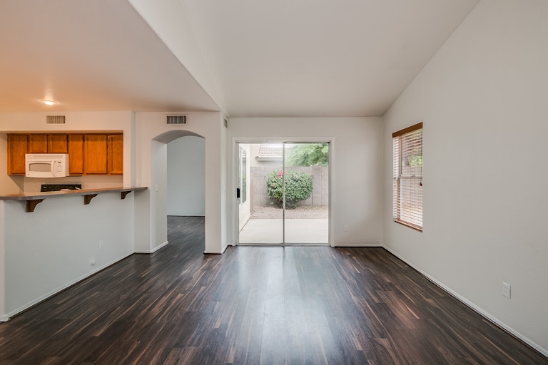 Photo 6 of 23 - 4038 W Abraham Ln, Glendale, AZ 85308