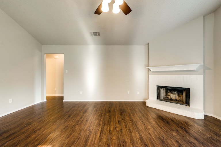 Photo 14 of 28 - 2039 Angelica Way, Dallas, TX 75217