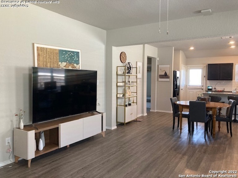 Photo 3 of 36 - 9722 Marbach Cres, San Antonio, TX 78245