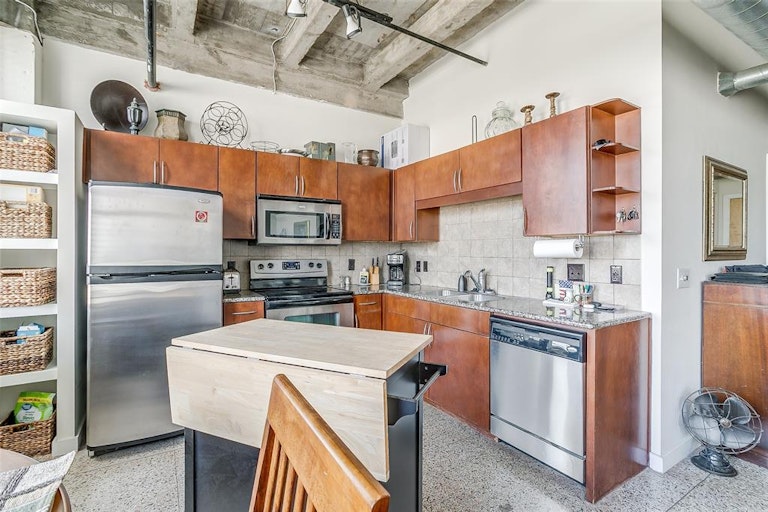 Photo 11 of 30 - 221 W Lancaster Ave #7010, Fort Worth, TX 76102
