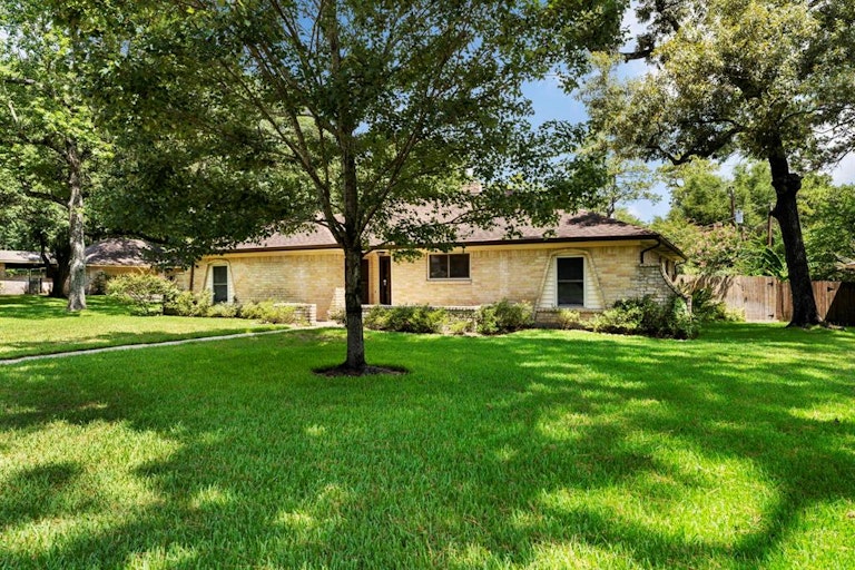 Photo 2 of 50 - 1103 Glouchester Ln, Houston, TX 77073