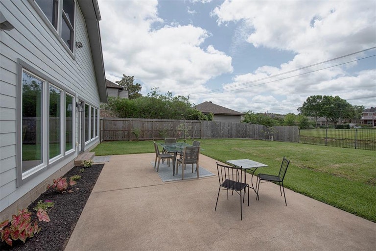 Photo 36 of 42 - 15806 Brook Forest Dr, Houston, TX 77059