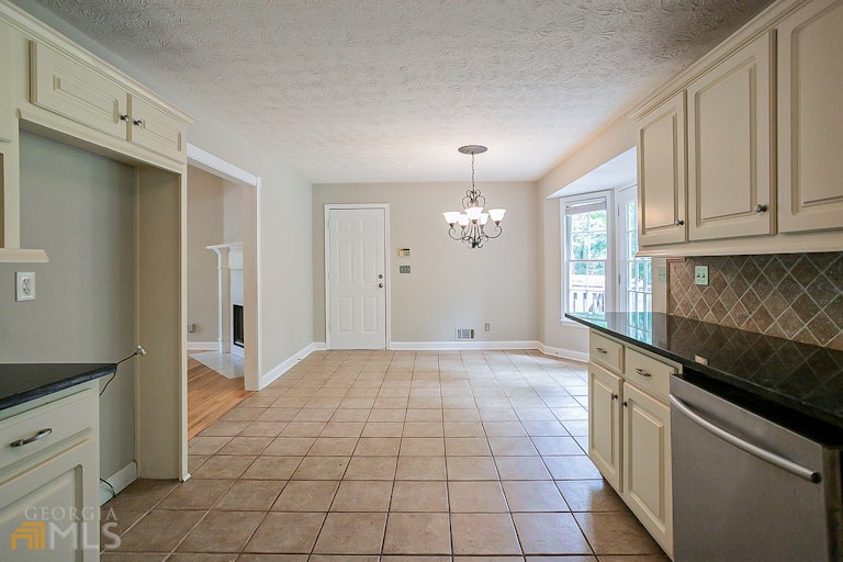 Photo 6 of 26 - 4695 Brandon Acres Ln, Buford, GA 30519
